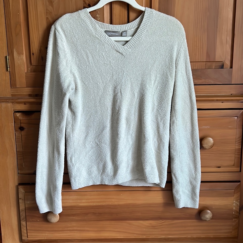 Very soft and comfortable V neck medium sweater